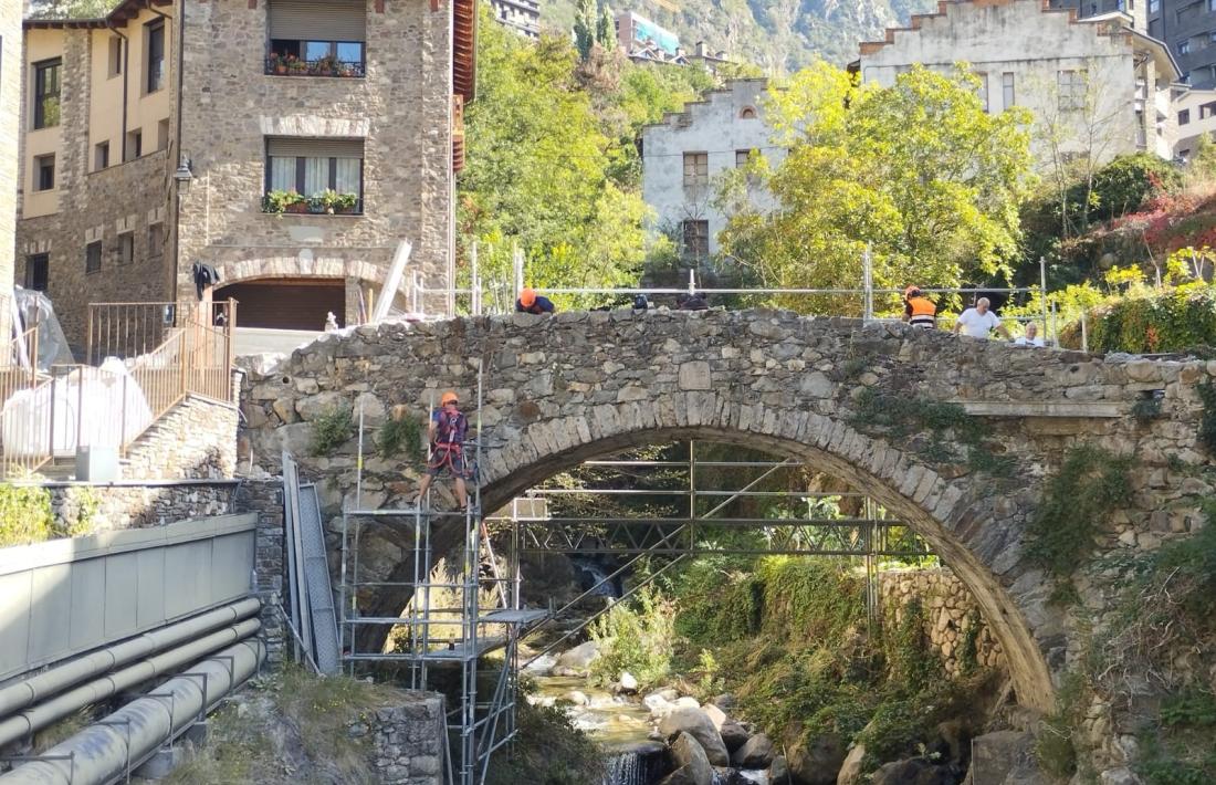 Els operaris aixecaven ahir les bastides que embolicaran tres mesos el pont escaldenc.