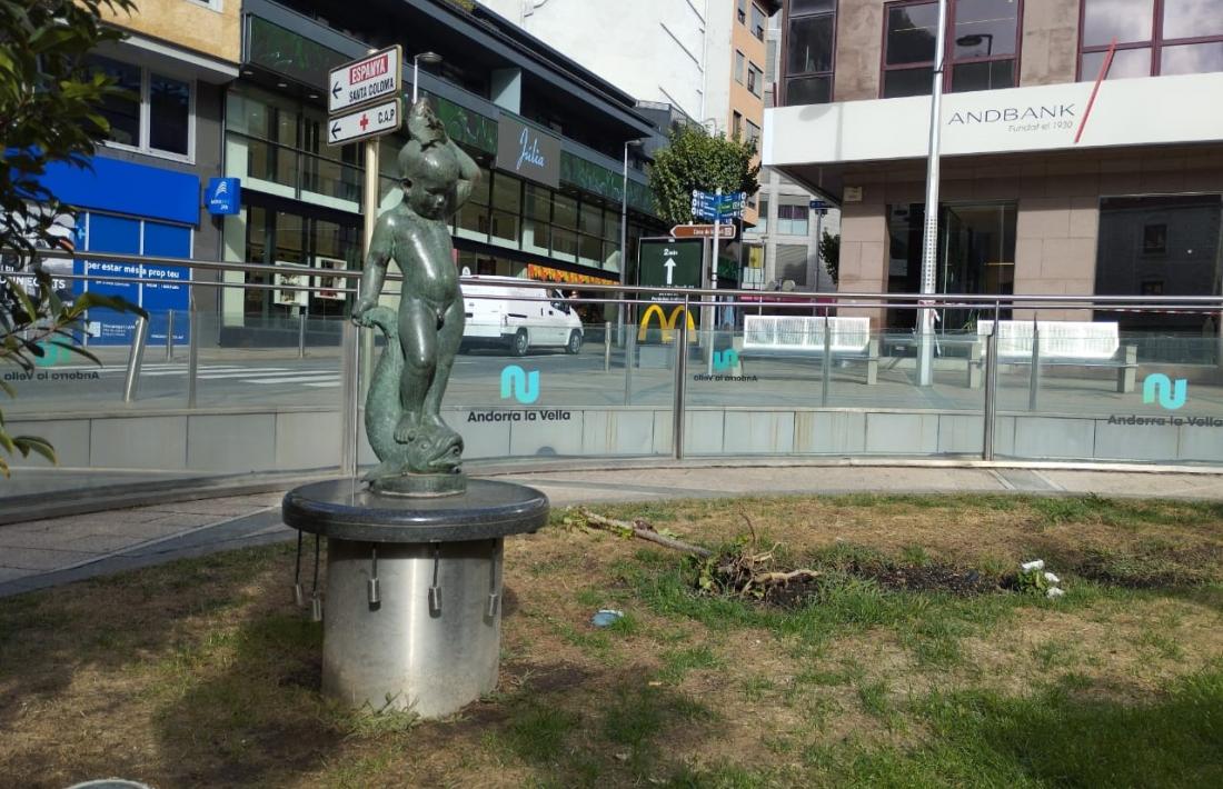 ‘Nen amb peix’, de Viladomat, a la ubicació actual, a la plaça Rebés de la capital.