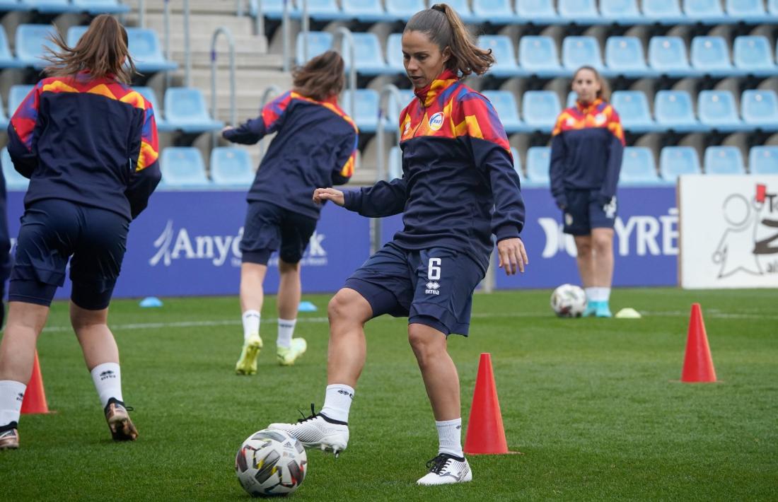 Tere Morató, jugadora del Vila-real i de la selecció, es va entrenar ahir a l’Estadi Nacional i avui s’enfrontarà a Moldàvia.