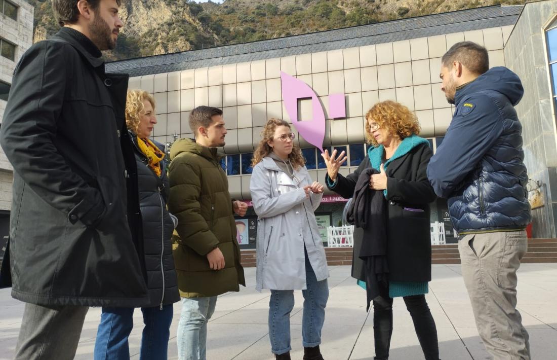 Teresa Areny i l’equip de Desperta Laurèdia, davant del Centre Cultural.