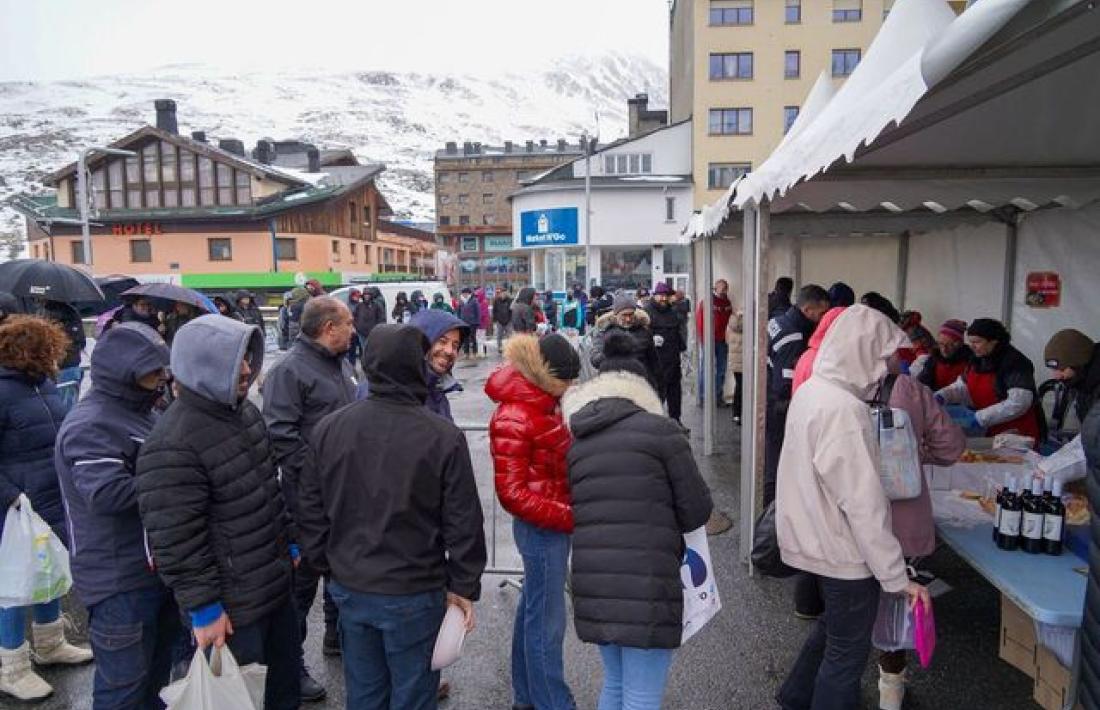 Veïns i visitants van recollir la seva ració d’escudella al Pas de la Casa.