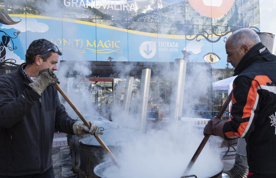 Un moment de la preparació de la vianda.