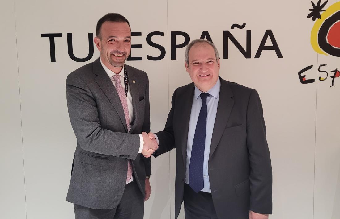 El ministre de Turisme i Comerç, Jordi Torres, amb el seu homòleg espanyol, Jordi Hereu, a Fitur.