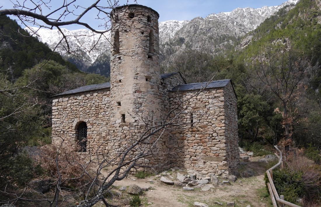 El campanar de Sant Vicenç, abans d’ensorrar-se, la matinada del 20 de desembre del 2019.