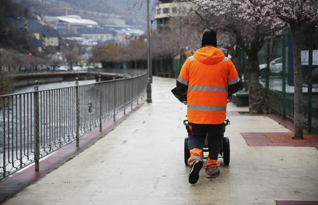 Un operari del servei d’higiene, al passeig del riu d’Andorra la Vella.