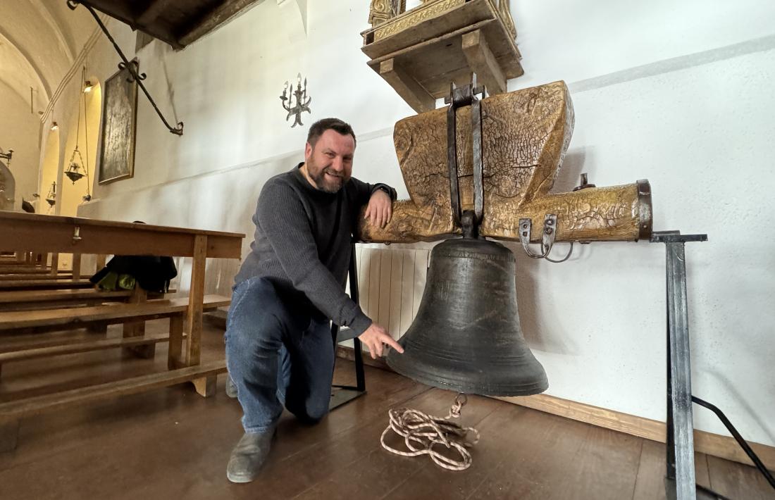 Lizarte observa la campana, dipositada als peus de la Mare de Déu del Roser i amb la cicatriu de 30 centímetres ja suturada.