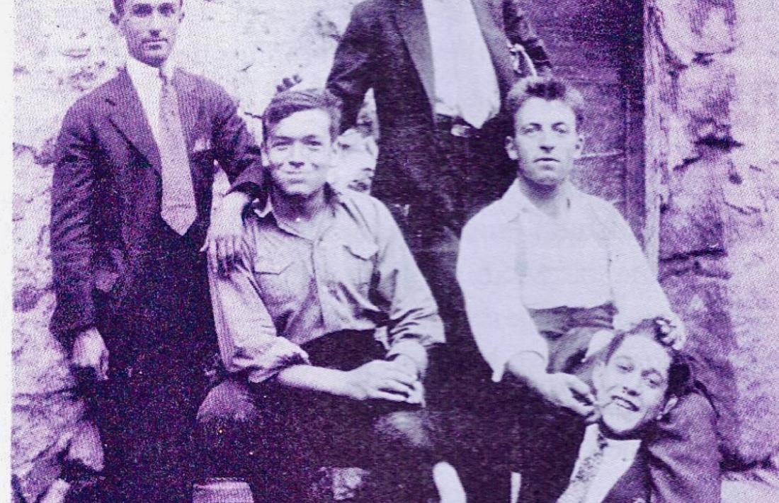 Benet Samper, assegut amb polaines, llançant un ganxo i exercint d'àrbitre a Casa de la Vall, cap al 1926, amb el Mestre Orelleta i Casi Arajol pare.