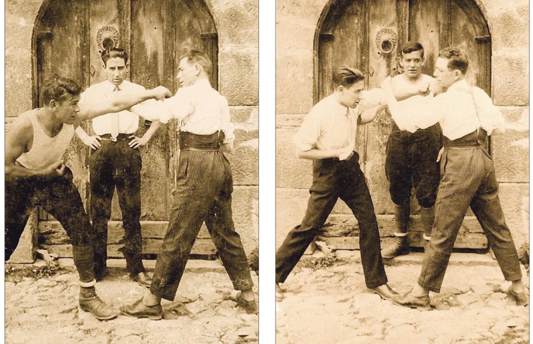 Benet Samper, assegut amb polaines, llançant un ganxo i exercint d'àrbitre a Casa de la Vall, cap al 1926, amb el Mestre Orelleta i Casi Arajol pare.