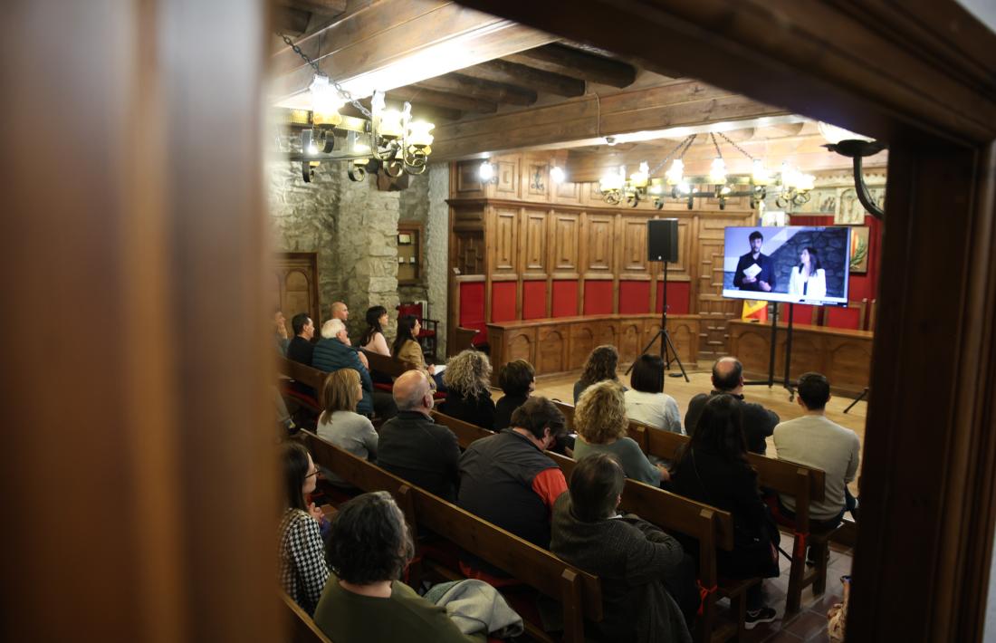 Una viutantena de persones han asssitit a la reunió de poble convocada per l'equip comunal.