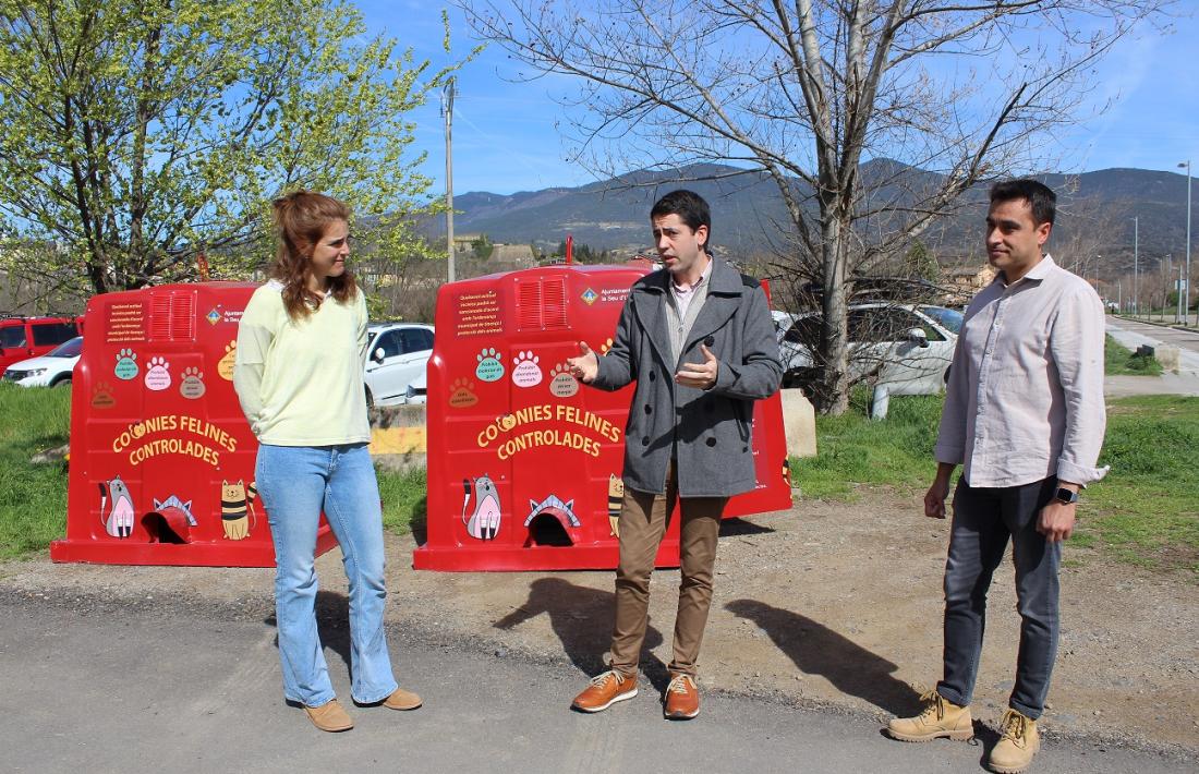 Gispert, Barrera i Servat, davant els contenidors reciclats en llars per a la colònia felina. 