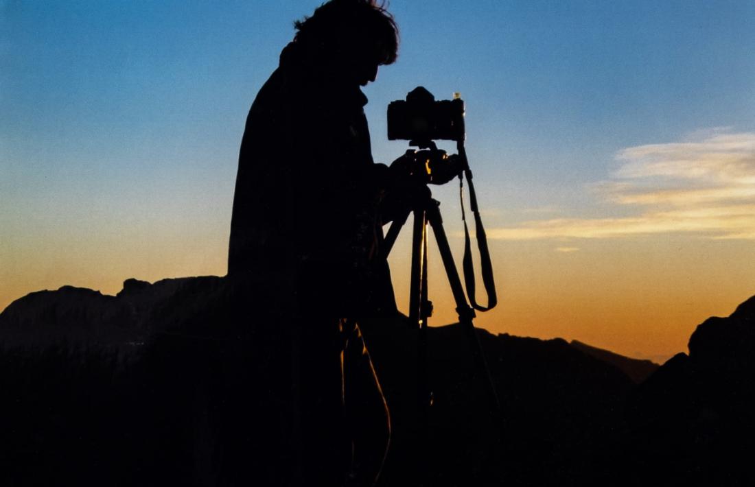 Autorretrat de Jaume Riba mentre fotografiava cussols. 