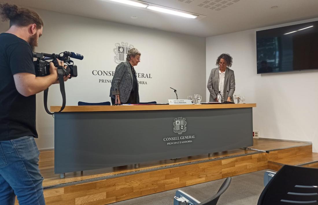 Vela i Casal arribant a la sala de premsa del Consell General.