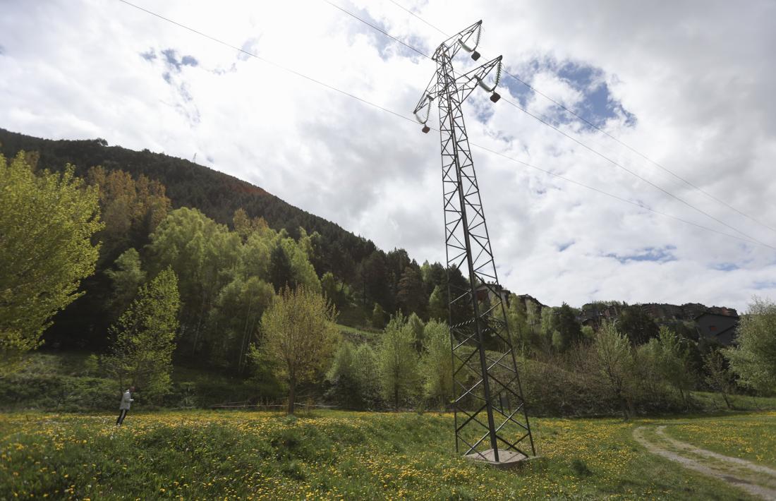 Una torre de l’antiga línia, a l’antic càmping Pla.