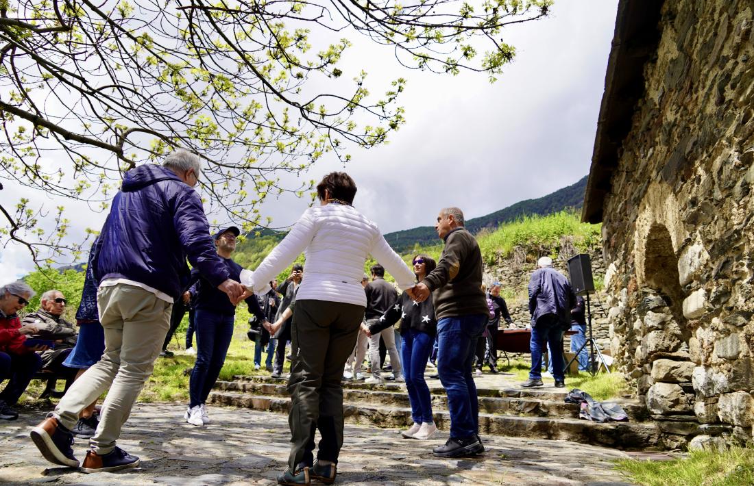 Sardanes a l’esplanada davant l’església de Sant Romà de Vila.