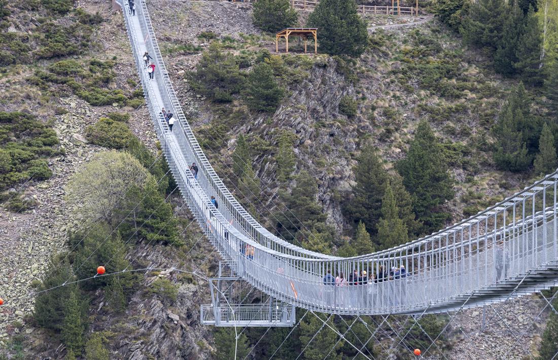 La plataforma del mig del pont tibetà des d’on es podrà fer l’activitat de jumping.