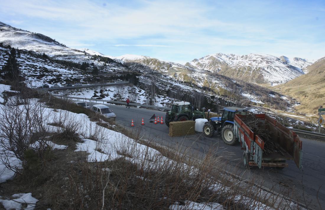 Els agricultors de la Cerdanya francesa, en un dels talls d’aquest hivern al Pas de la Casa.