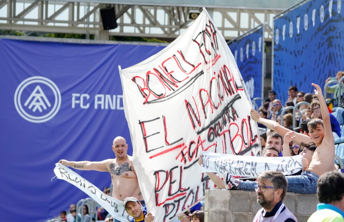 Les pancartes van ser una constant durant el partit contra el Ferrol.