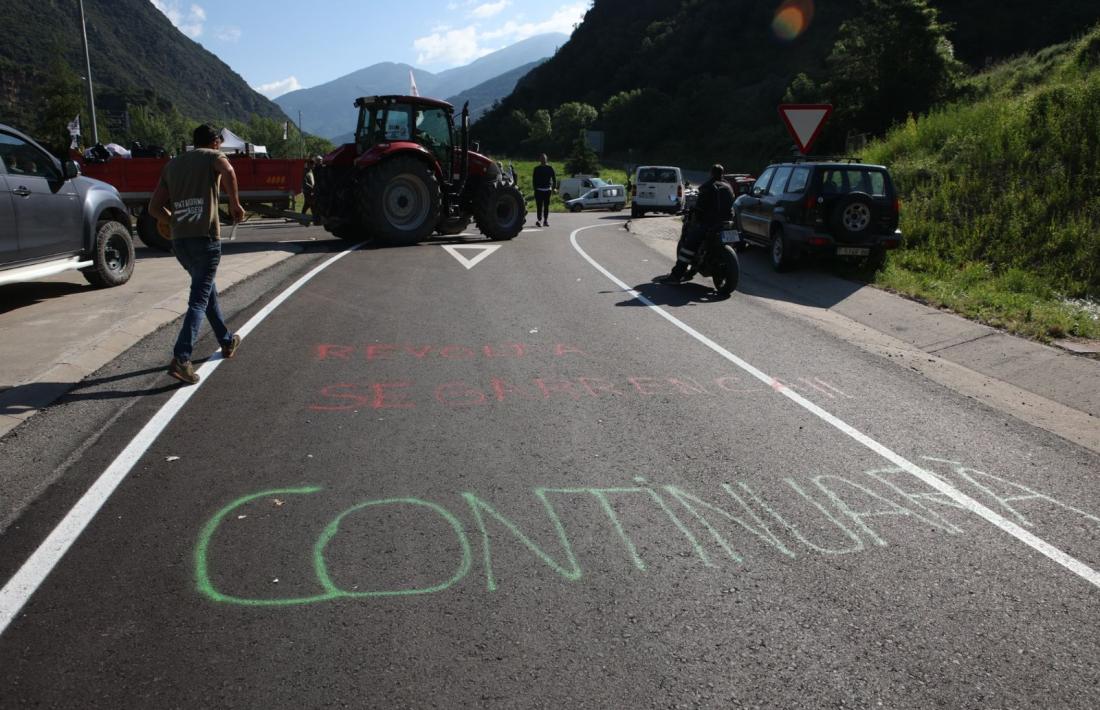 La rotonda d'Arcavell, just abans de ser desallotjada, aquest matí.