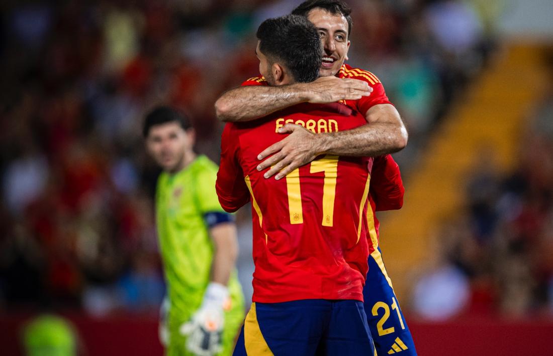 Oyarzabal celebra un dels seus tres gols sota l’atenta mirada al fons de José Antonio.