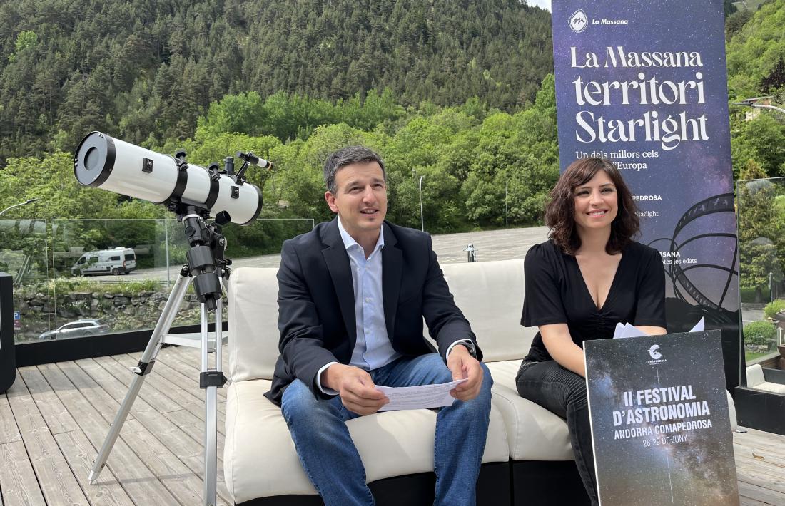Fité i López presentant el festival d'astronomia.