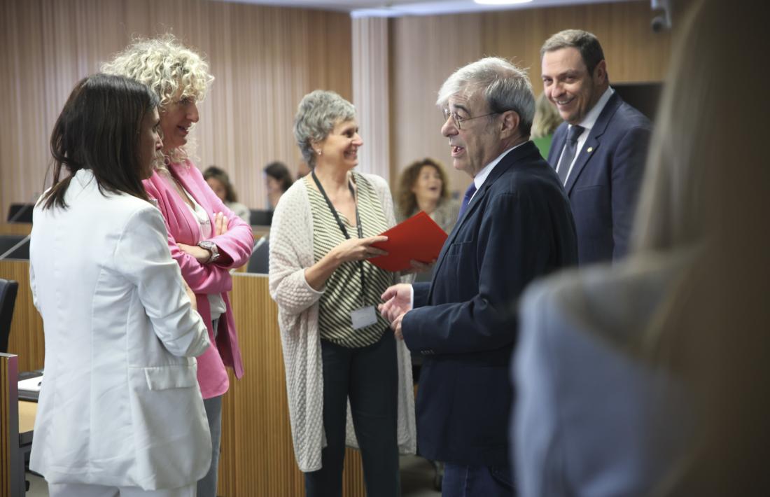 Baró i Bardina conversen amb membres de la comissió legislativa d’Educació.