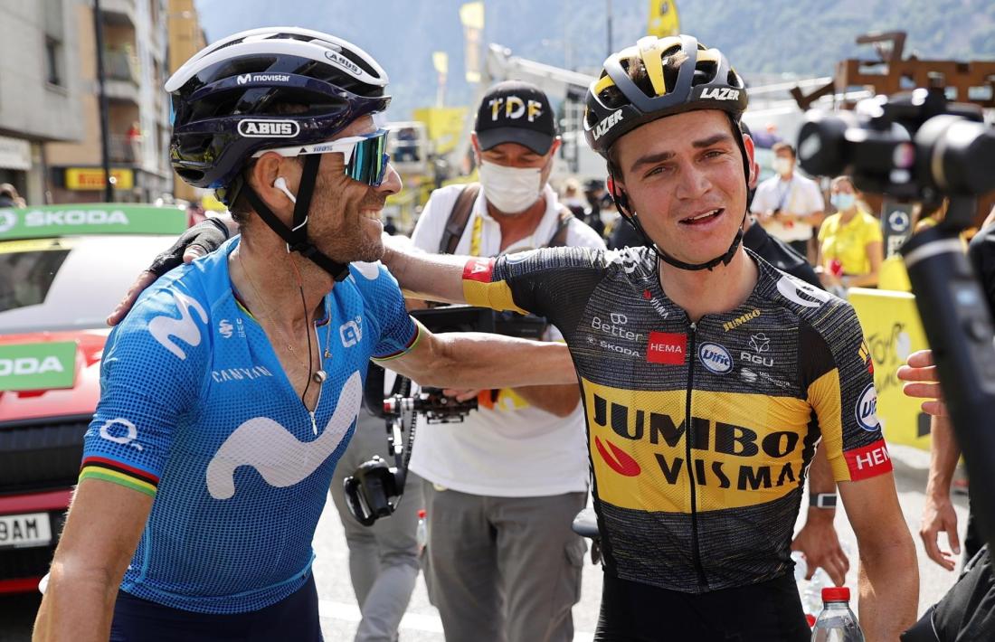 Alejandro Valverde felicitant Sepp Kuus després de vèncer en l’etapa ‘andorrana’ del Tour , el 2021.