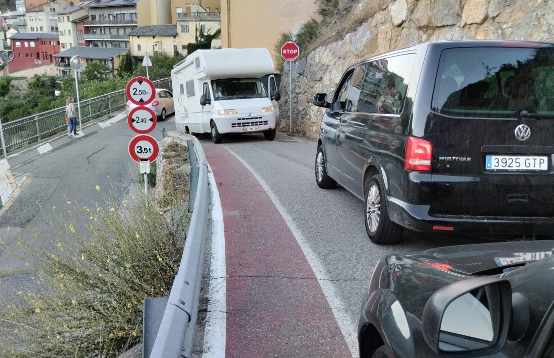 L’estretíssima franja pintada és el pas reservat als escolars i famílies, amb un trànsit considerable. 