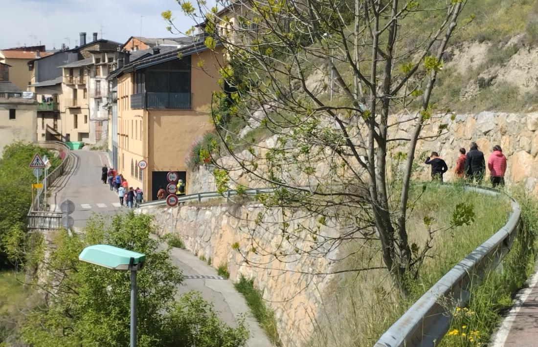 Sortida de l’escola. També s’aprecia l’altura fins a la carretera, si algú tingués la mala sort de caure. 