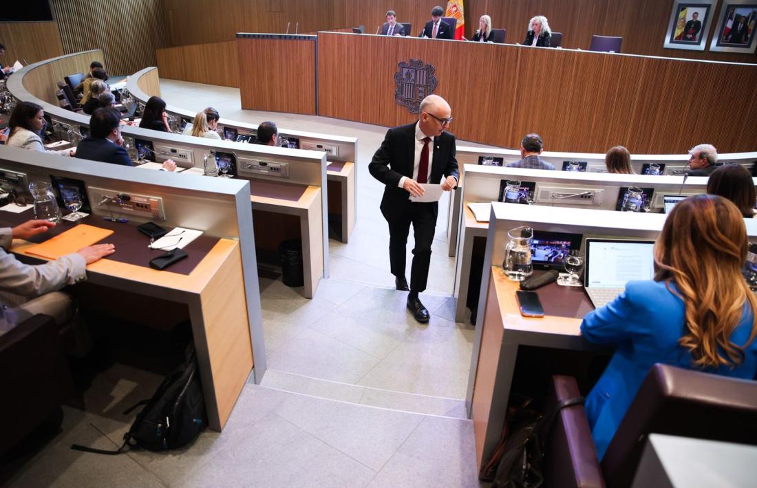 Lladós tornant al seu seient a l'hemicicle del Consell General.