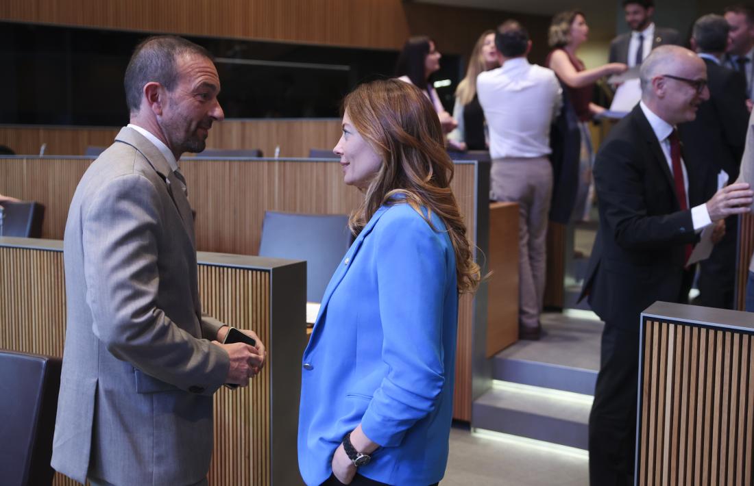 Helena Mas conversant amb Jordi Torres a l'inici de la sessió.