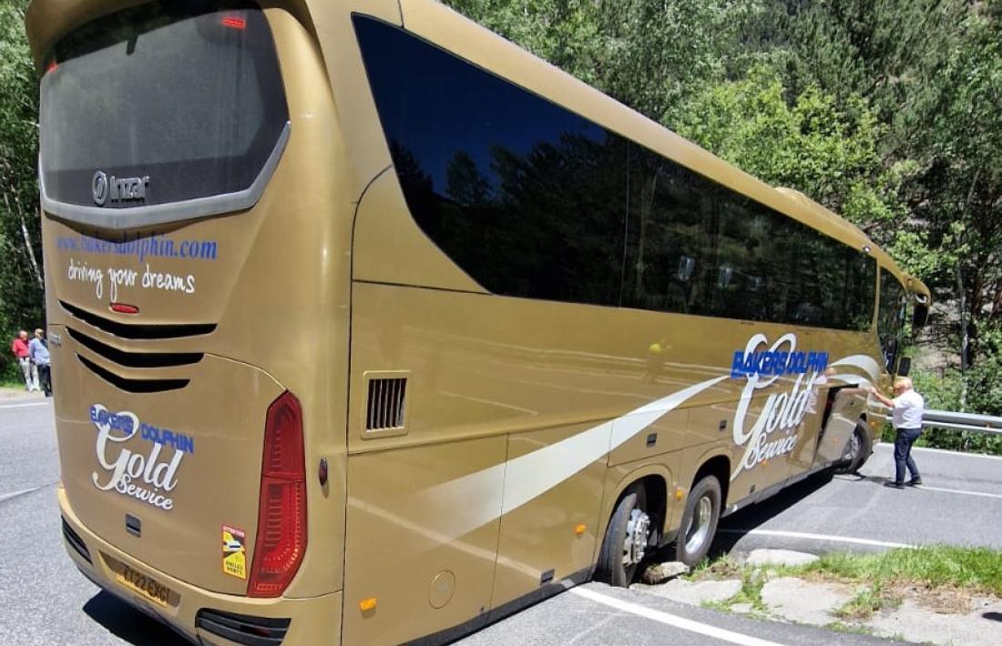 El bus avariat que ha bloquejat la carretera de Pal durant quatre hores.