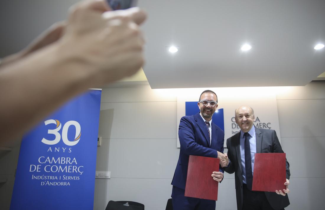 Jordi Torres i Josep Maria Mas, ahir en el moment de signar el conveni de col·laboració.