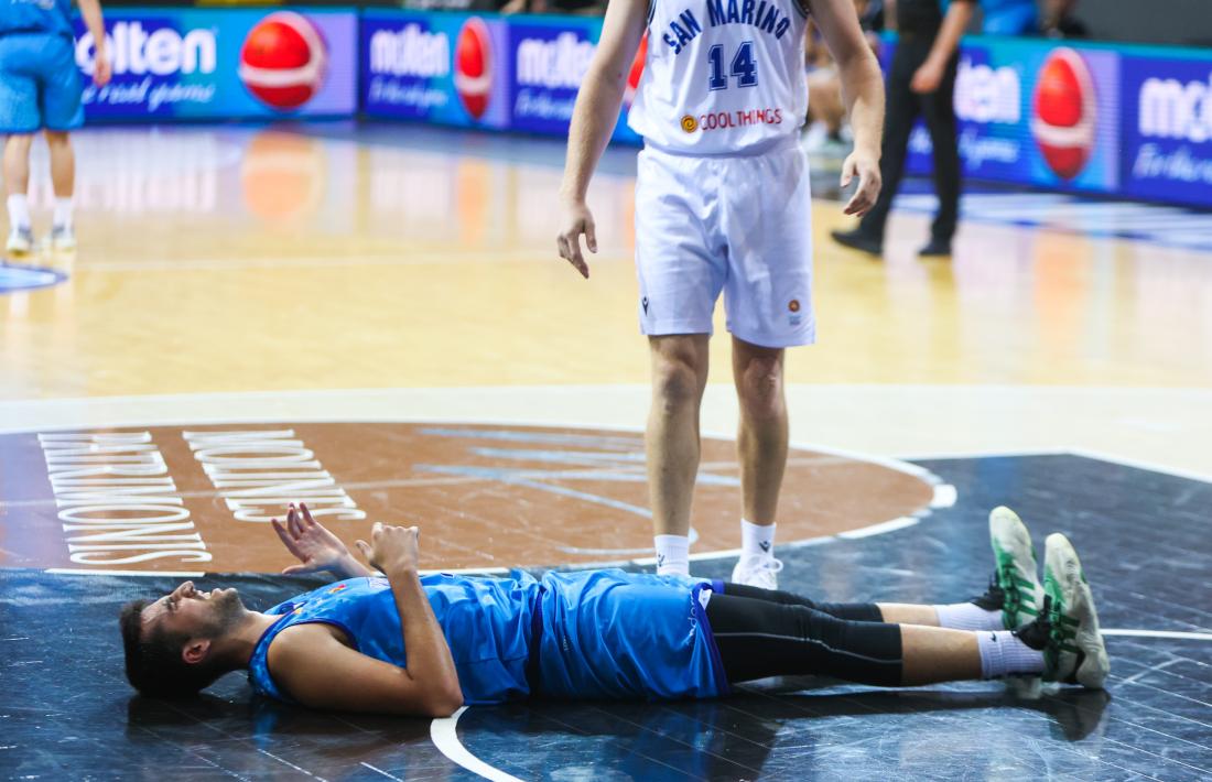 Bruno Bartolomé, estès al parquet del Poliesportiu d’Andorra després de topar amb un rival