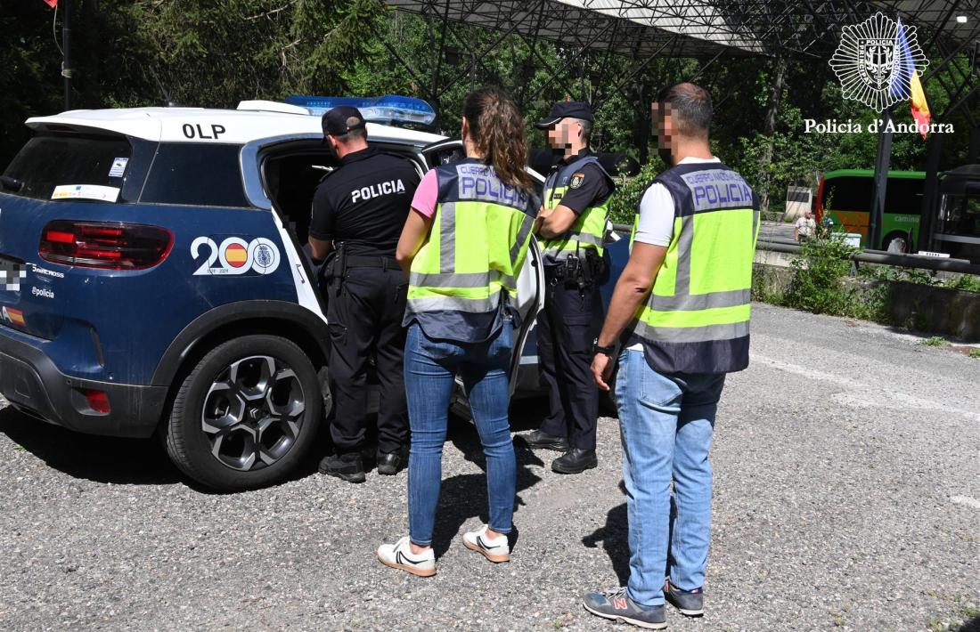 Agents de policia andorrans entreguen un pres a la Policia Nacional d'Espanya.