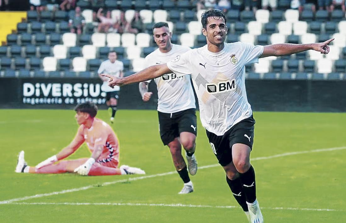 Solís celebrant un dels gols amb el Real Unión.