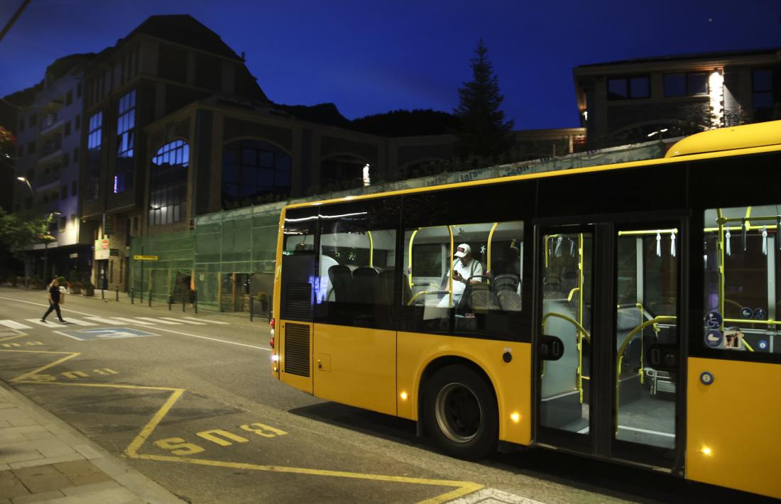 Un dels autobusos interurbans que circulen en horari nocturn.