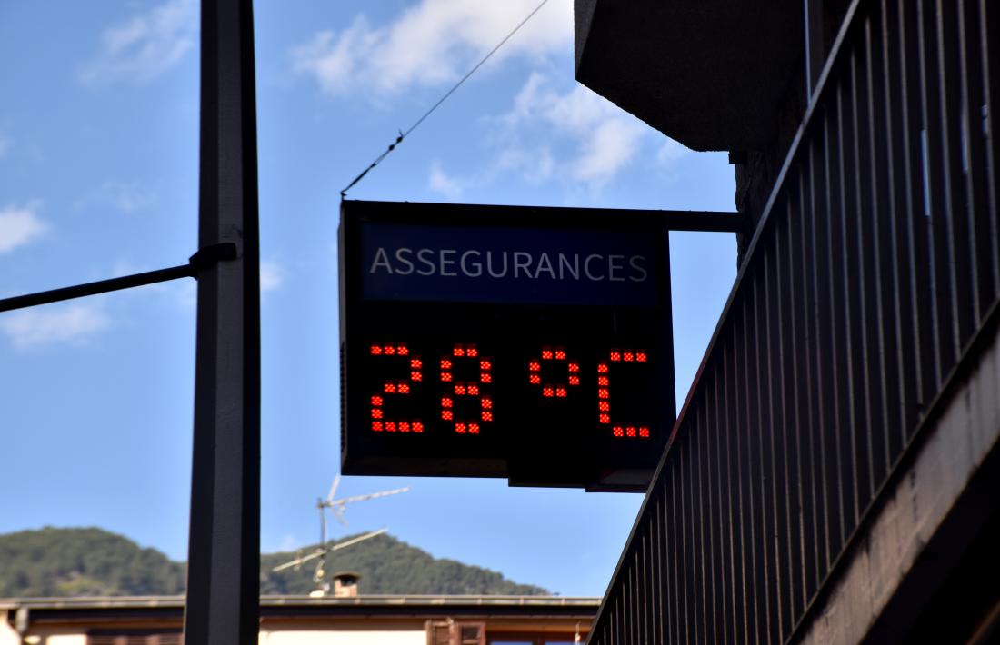 UN termòmetre a la capital marcant 28 graus.