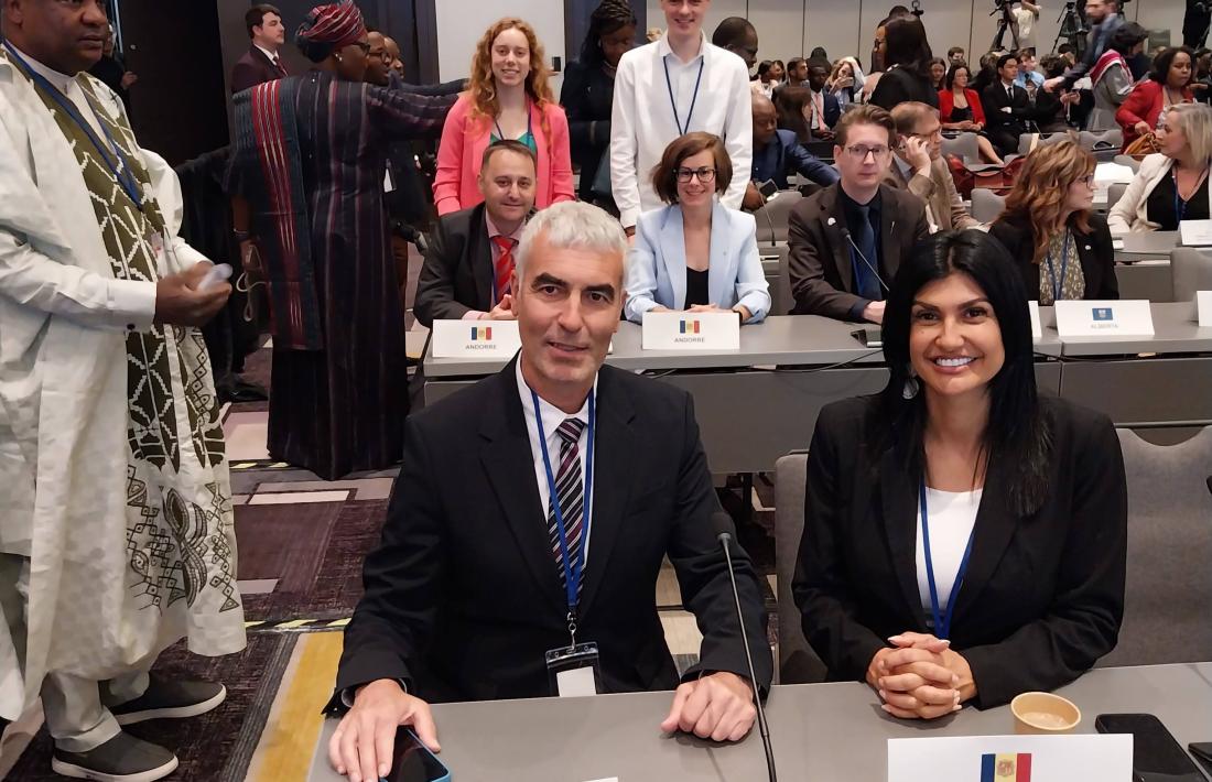 Magallón i Montaner a primer terme, amb els altres dos integrants de la delegació andorrana, Marsenyach i Segués, i els joves Inés Bafaluy i Marc Salinas darrera d'empeus.