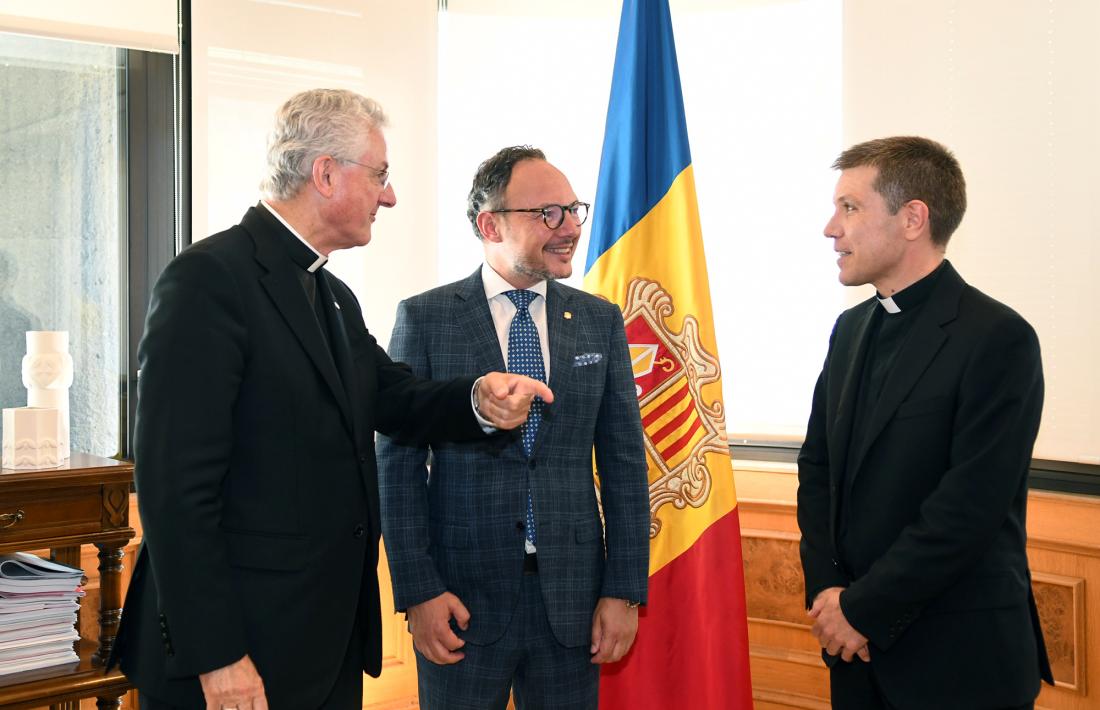 La trobada entre el cap de Govern i Josep-Lluís Serrano Pentinat i l’arquebisbe i copríncep, Joan-Enric Vives.