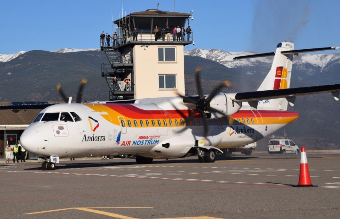 Un avió a l'aeroport Andorra - La Seu d'Urgell.