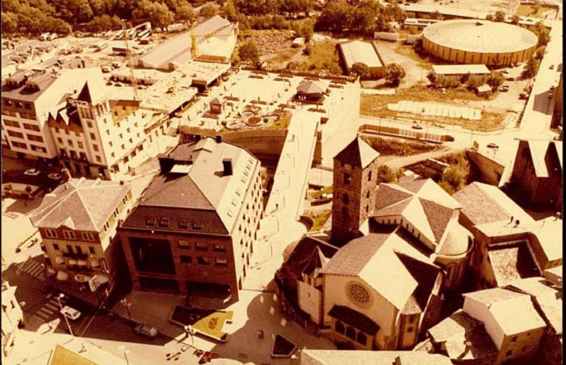 La primeríssima fase de la plaça del Poble, quan encara s'estenia només sobre l'aparcament comunal i no s'havia construït l'edifici administratiu, deu ser el 1982.