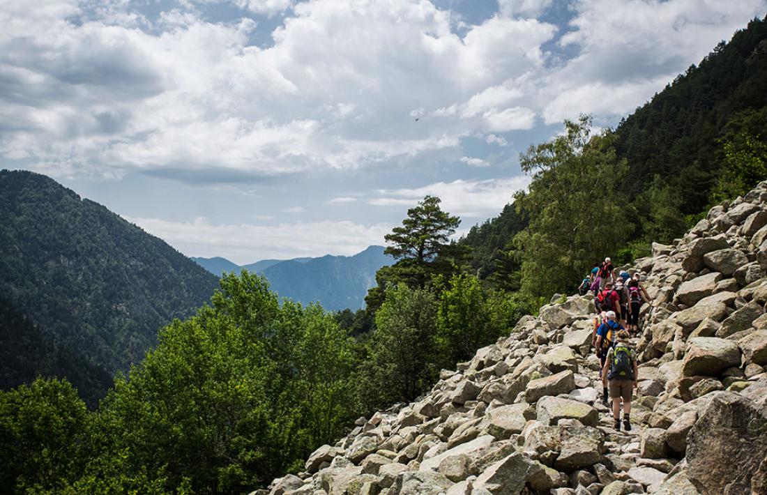 Uns excursionistes caminant per la Vall del Madriu.