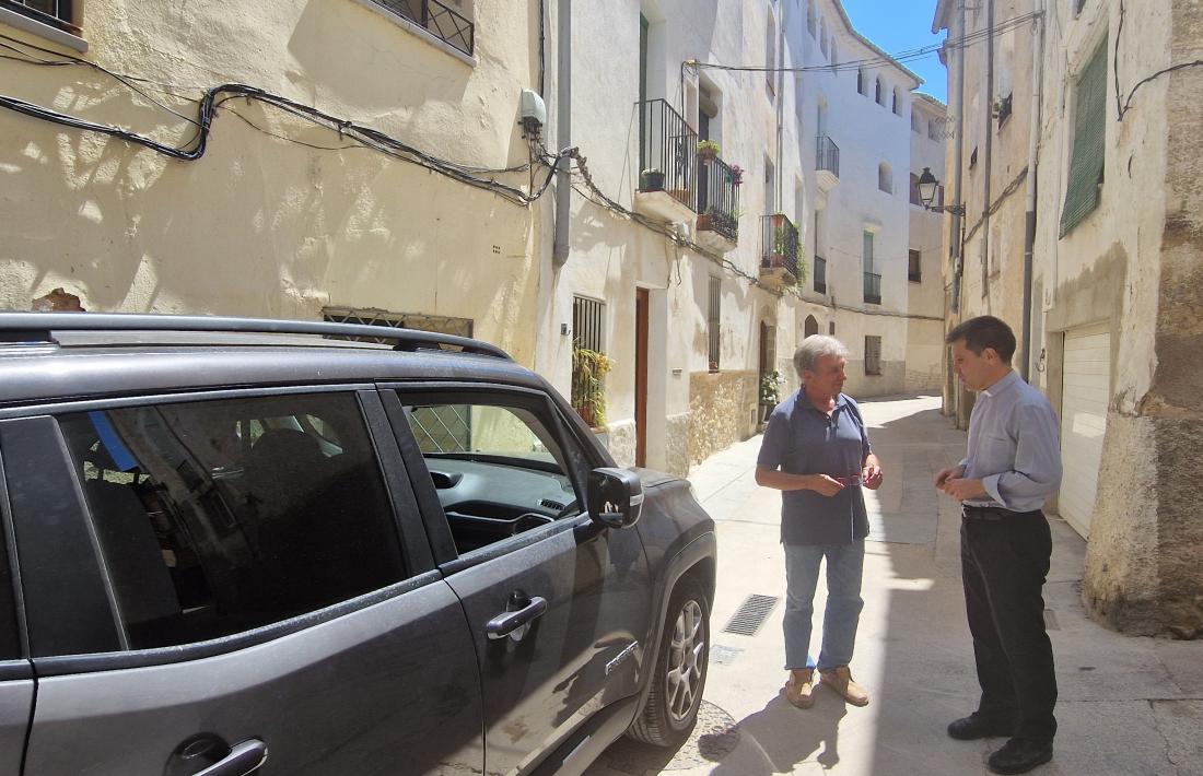 Josep-Lluís Serrano, diluns en un carrer de Tivissa, atén un veí que s’ha aturat a felicitar-lo pel nomenament.