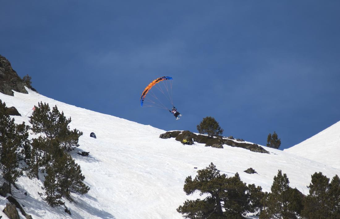 Una persona practicant speed riding, una modalitat de vol sense motor.