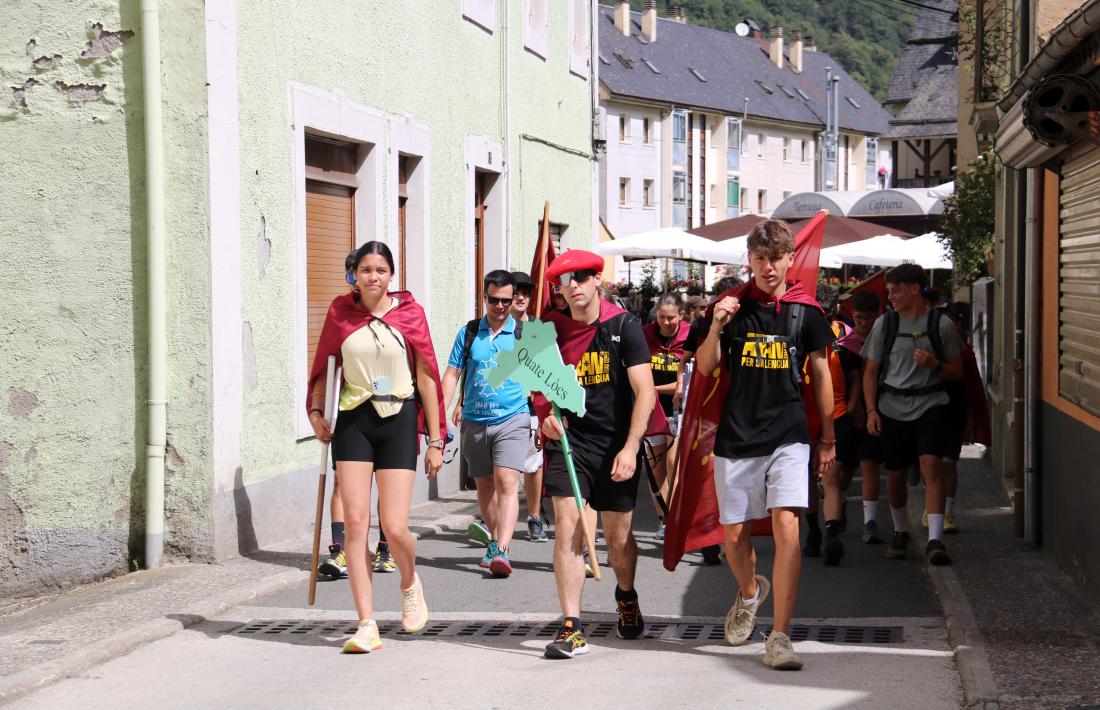 Participants en la 30a Corsa d’Aran per sa Lengua al seu pas per Les.