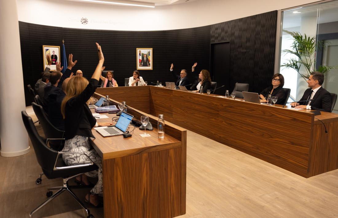 Moment de la votació de l’increment dels tots els sous base, avui.