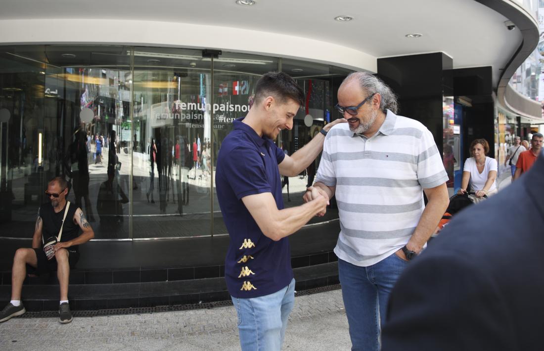 ‘Chumi’ Ortega saluda a Francesc Solana a l’entrada de MoraBanc.