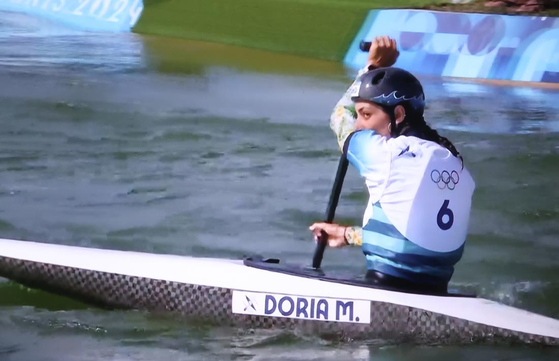 Monica Doria, en plena competició de canoa a les classificatòries dels Jocs Olímpics de París.