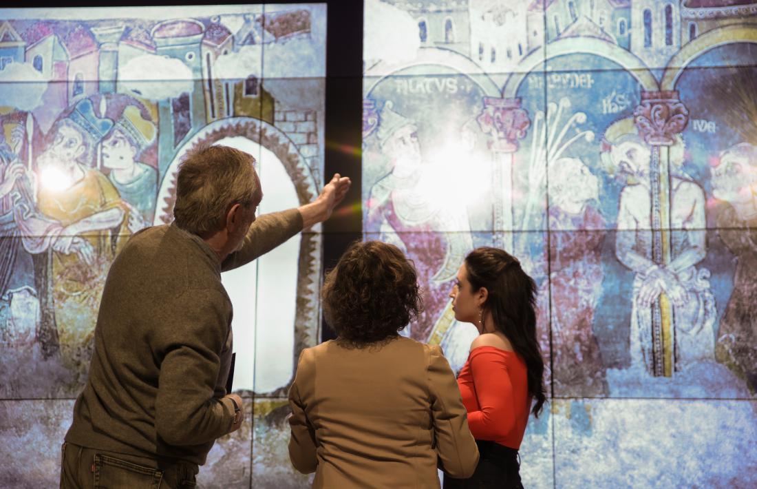 Projecció dels frescos de Sant Esteve a la sala principal de l’Espai Columba, on s’exposaran.