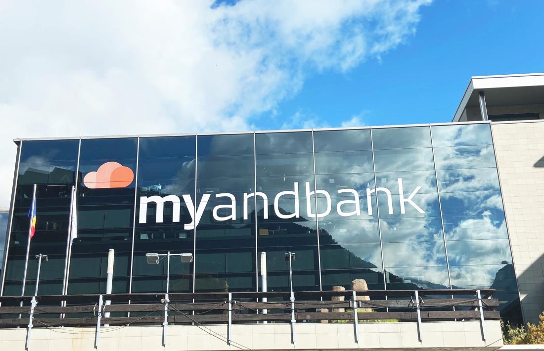 La façana d'Andbank amb el logotip de MyAndbank.